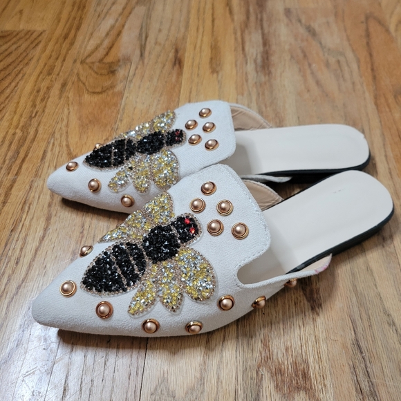 Euro Beaded White Mules with Bee Design On Velvet Size 38 Or Size 7 1/2 Shoes - Picture 2 of 8